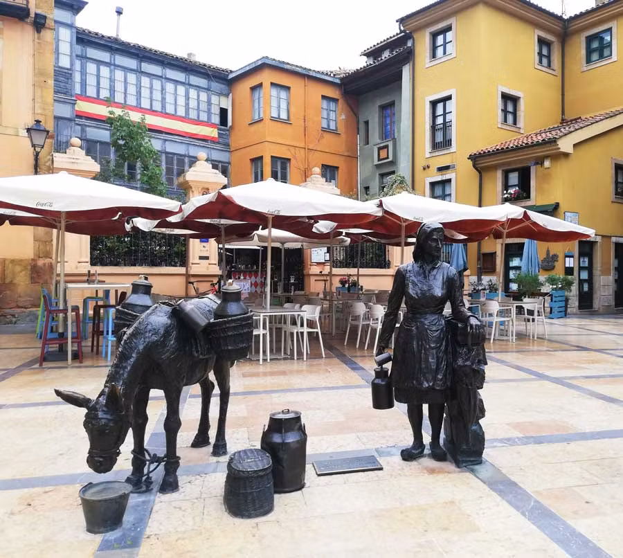 Estatua de La Lechera en la plaza de Trescorrales.