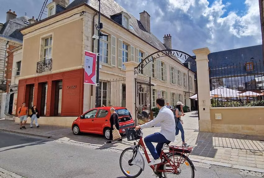 Entrada de la Villa Monin, en Bourges