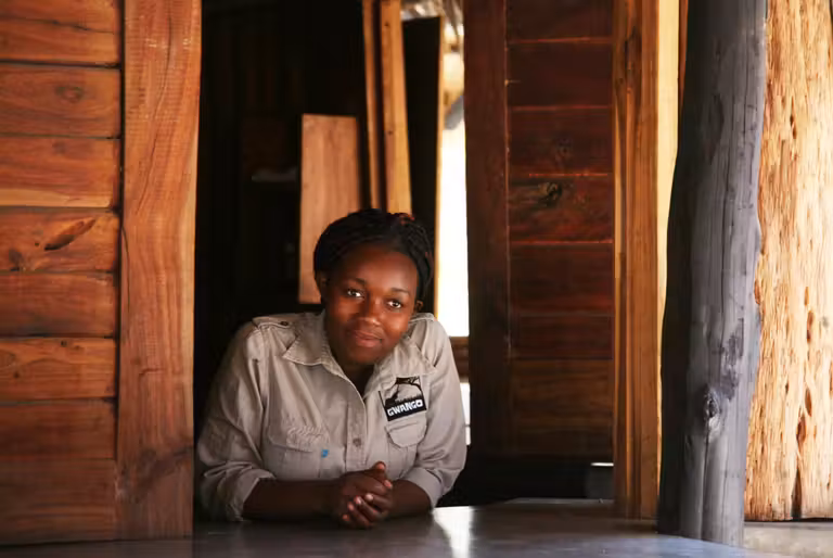 trabajadora de lodge Gwango Heritage Resort