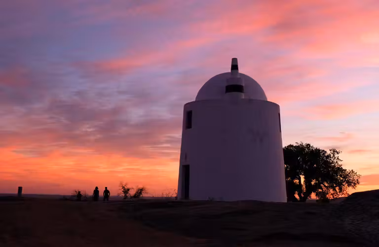 Molinos del Alto de S. Bento, el mejor lugar para ver el atardecer en Évora.