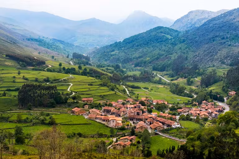 Panorámica de Carmona, uno de los pueblos más bonitos de Cantabria.