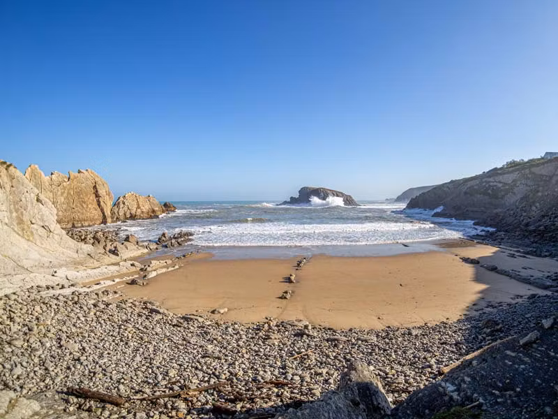 Bonita playa de La Arnía, en la Costa Quebrada.