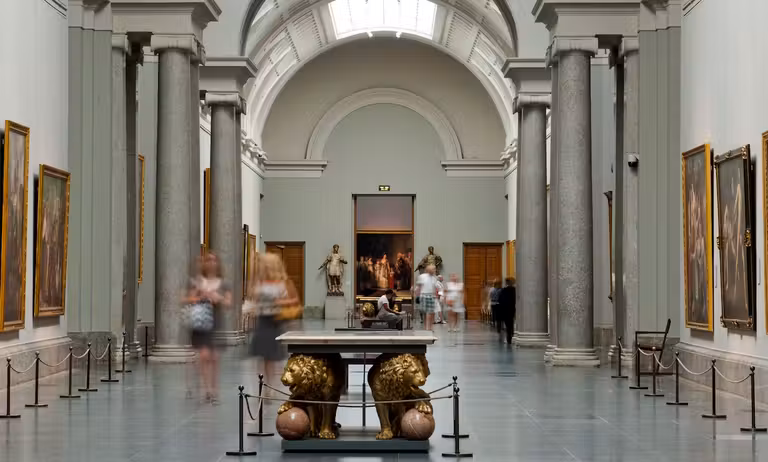 Galería Central con la familia de Carlos IV al fondo. © Museo del Prado