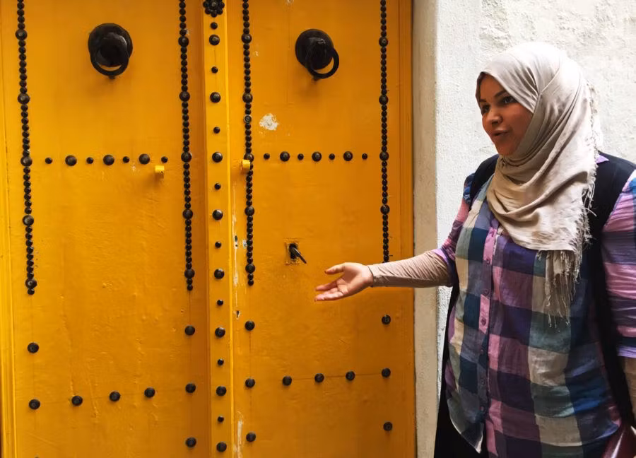 Puerta amarilla de la medina de Tunez