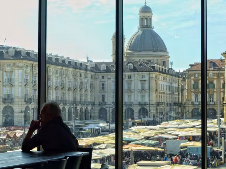 El Mercado de Porta Palazzo monta y desmonta sus tenderetes a diario.