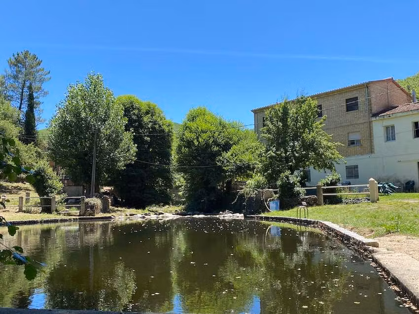 Piscina situada junto a El Pipero.