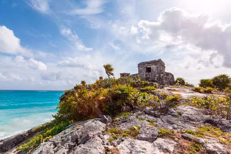 Las ruinas de Tulum asomadas al mar.