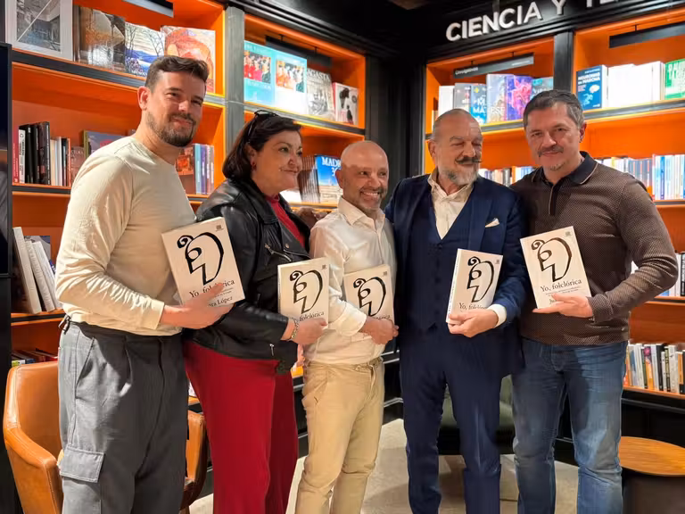 El cantante Raúl, Charo Reina, Antonio Albella y Pedro Villora acompañaron al autor en la presentación del libro.