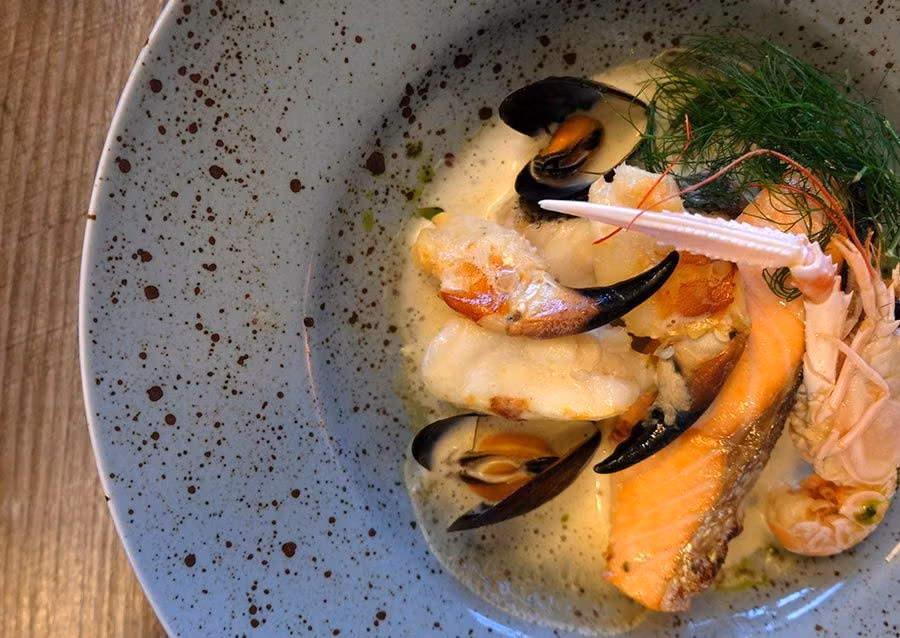 Plato de salmón y mejillones del Restaurante The Butler Arms.