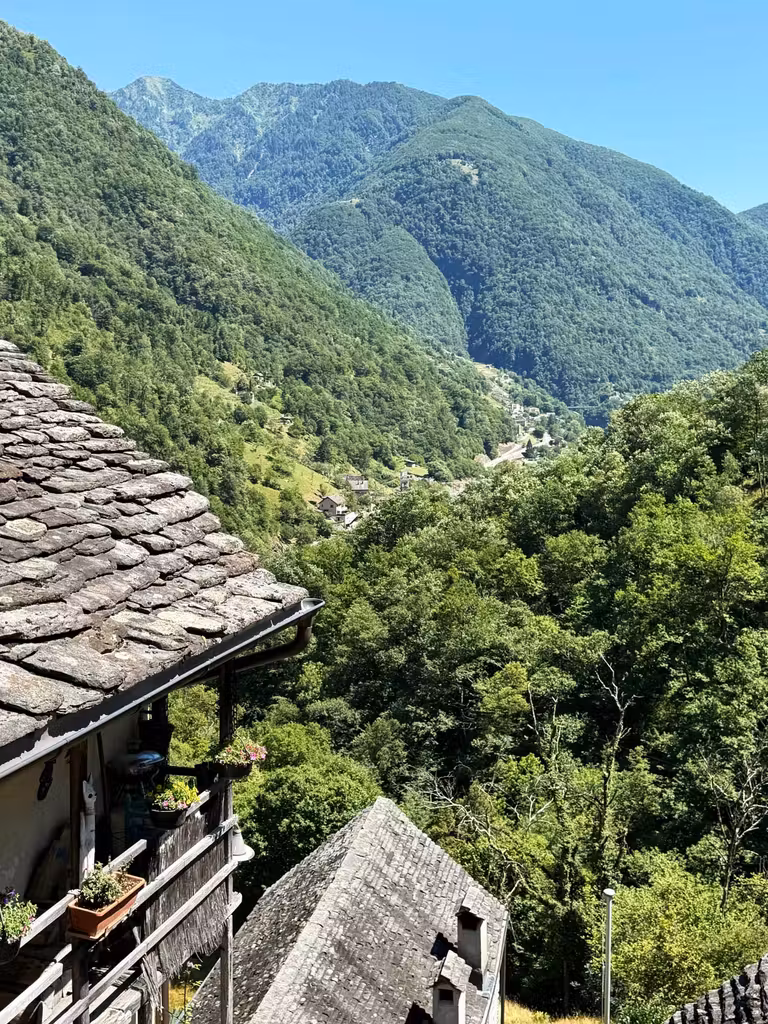 Vista desde Corippo, el pueblo más pequeños de Suiza. © Susana García