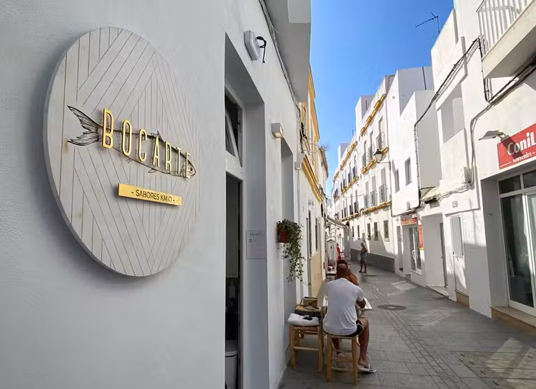 Terrazas en el Barrio de los Pescadores de Conil.