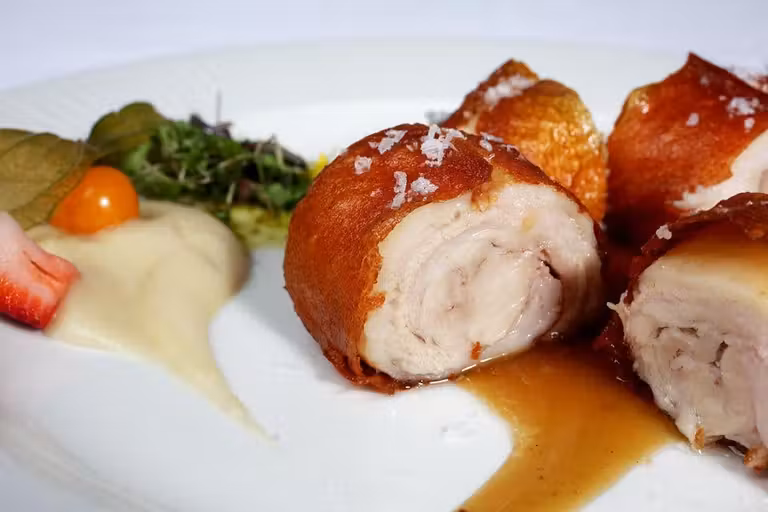 Cochinillo deshuesado a fuego lento con agridulce de manzana en rulo crujiente de restaurante José María.