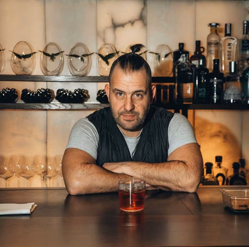 Marc Álvarez tras la barra de Glass by Sips en el hotel Urban