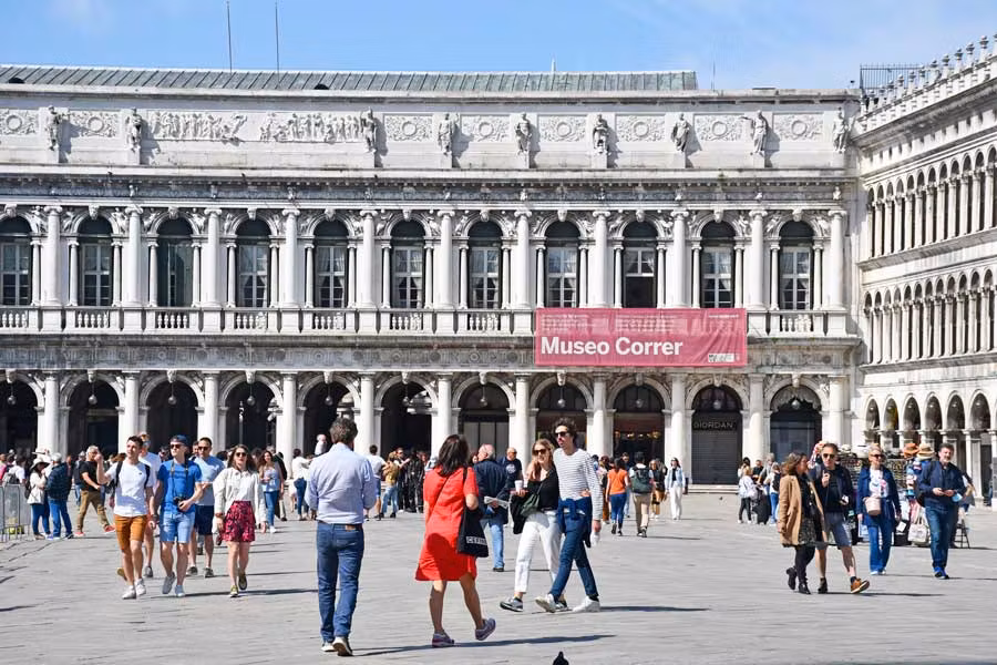 gente paseando frente museo Correr