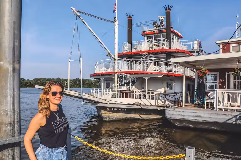 Elena junto a los míticos barcos que recorren el Misisipi.