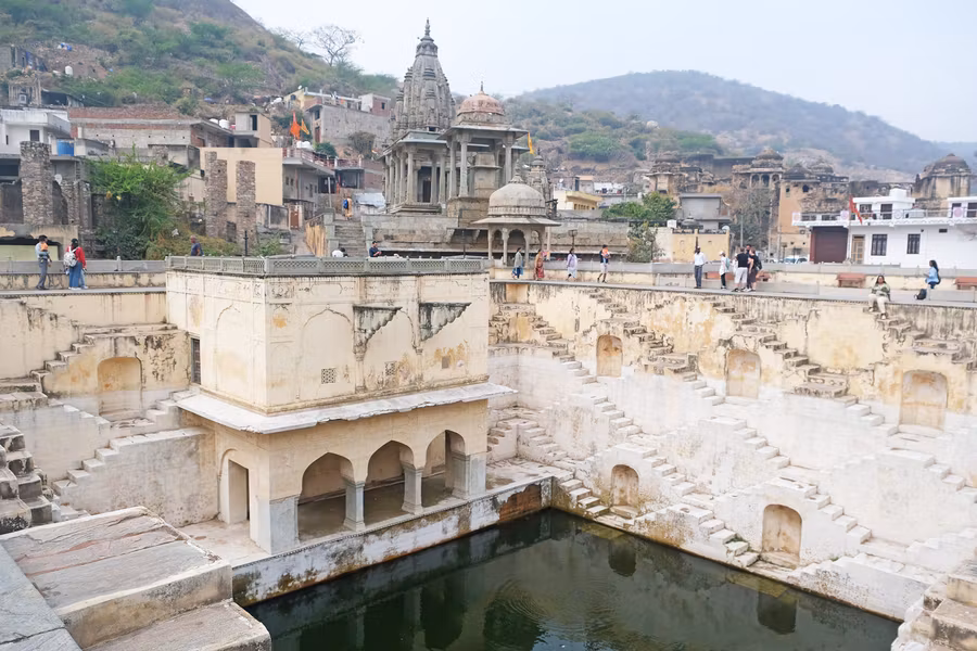 Aljibe Panna Meena ka Kund.