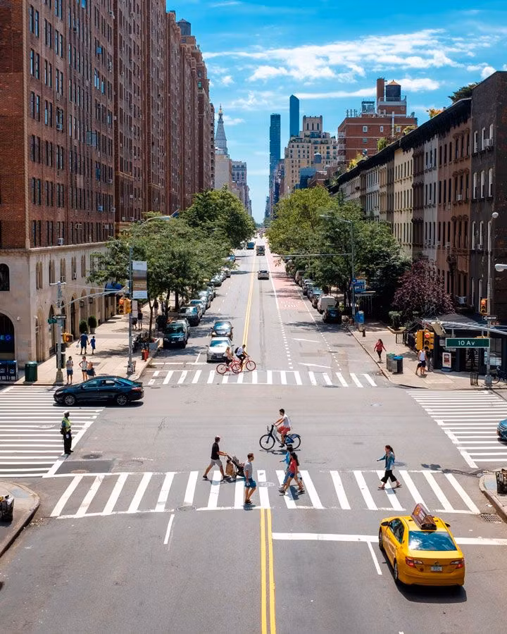 Vistas desde High Line del cruce de 10th Avenue con la 23 St en Nueva York