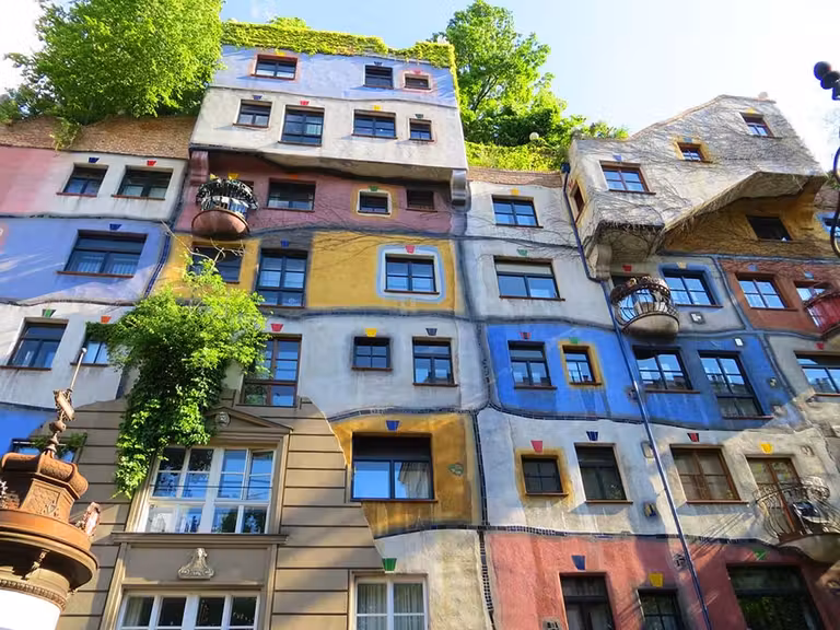 Fachada de la Casa Hundertwasser