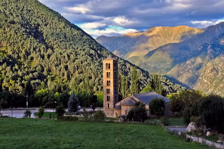 Iglesia románica San Climent en Taüll con el Pirineo al fondo