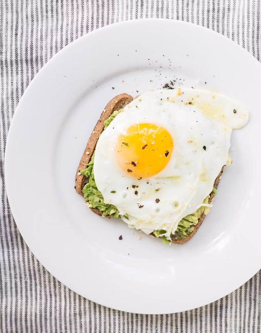 tostada de aguacate y huevo frito