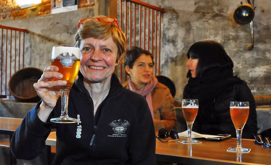 mujer con cerveza en Malinas