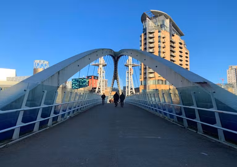 puente de arquitectura moderna en Mánchester