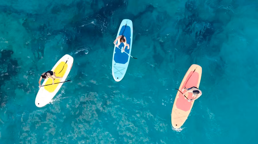 Guía de compras: los mejores artículos para la playa para las viajeras más deportistas