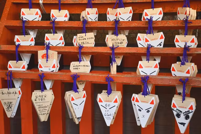 tablillas de deseos en templo de Japón