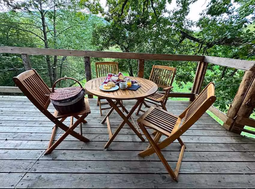 El desayuno y la cena llegan en tirolina a las cabañas.