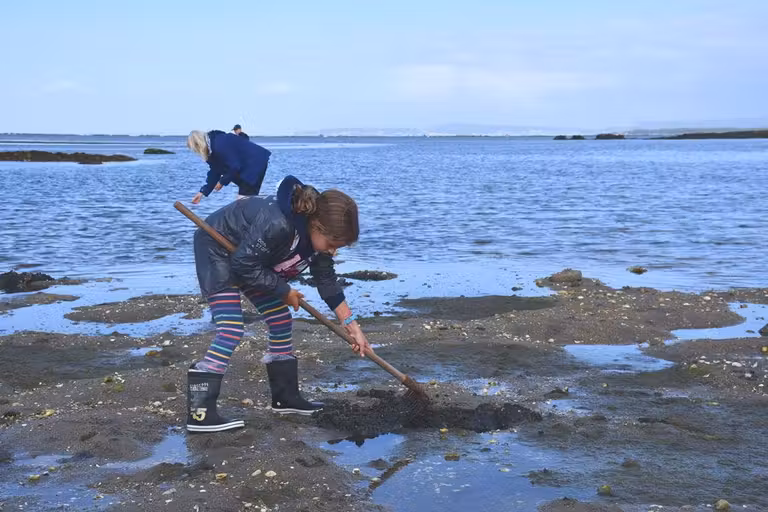 Niños mariscando en Cambados