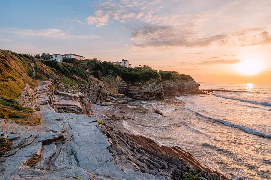 playa rocosa en san juan de luz