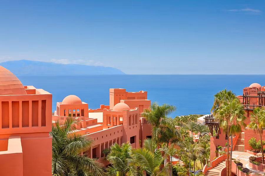 exterior de Ritz-Carlton Abama frente al mar