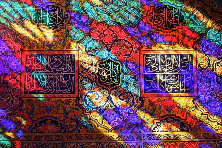 Reflejos de la luz que entra por las vidrieras de la Mezquita Nasir-ol-Molk