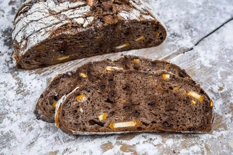 pan de chocolate con trozos de naranja de levadura madre