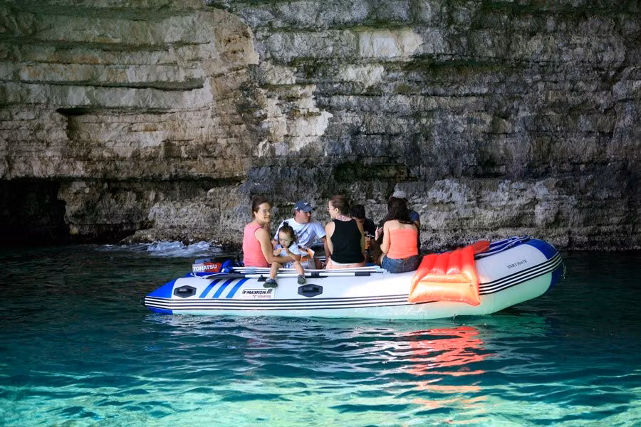Paseo en lancha por las cuevas de Blue Grotto.