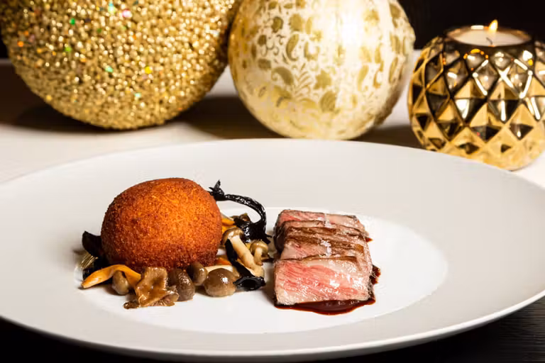 Lomo alto de Wagyu, croqueta líquida de trufa y shitake del Hotel Villa Magna.