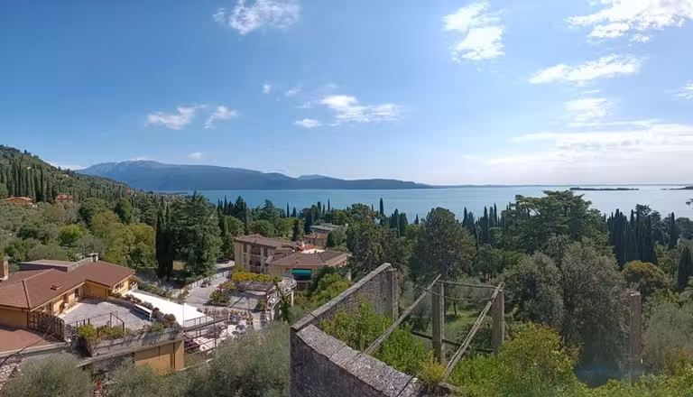 Panorámica desde Gardone con el lago de Garda al fondo.