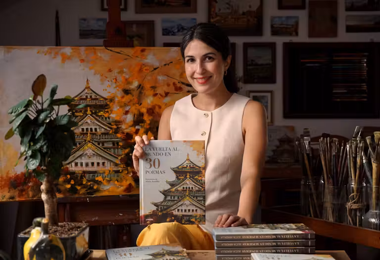 Alicia Aradilla con su nuevo libro ‘La vuelta al mundo en 30 poemas’.