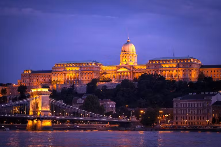 Palacio Real de Budapest, con el puente de las Cadenas en primer plano.