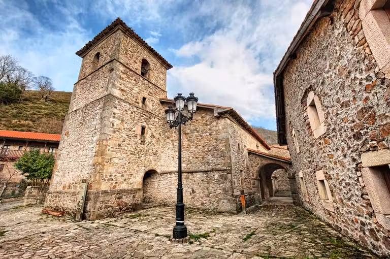 Iglesia de Santa María, en Bárcena Mayor.