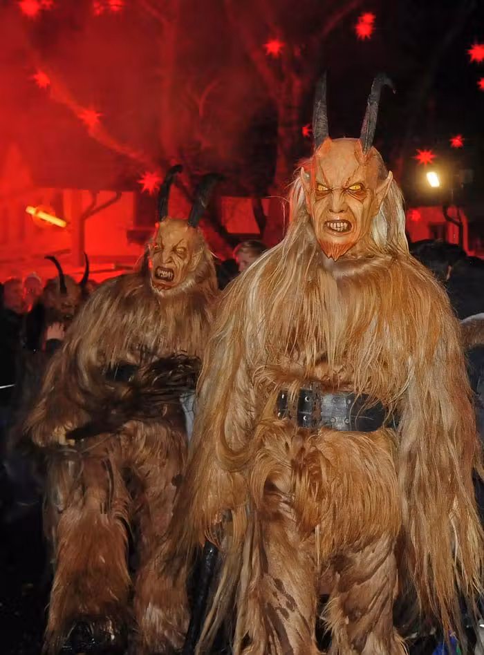 Participantes en el pasacalles de los krampus en Salzburgo