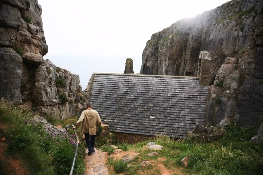Hombre bajando a la capilla de St. Govan