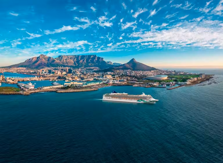 Barco de NCL frente a Ciudad del Cabo.