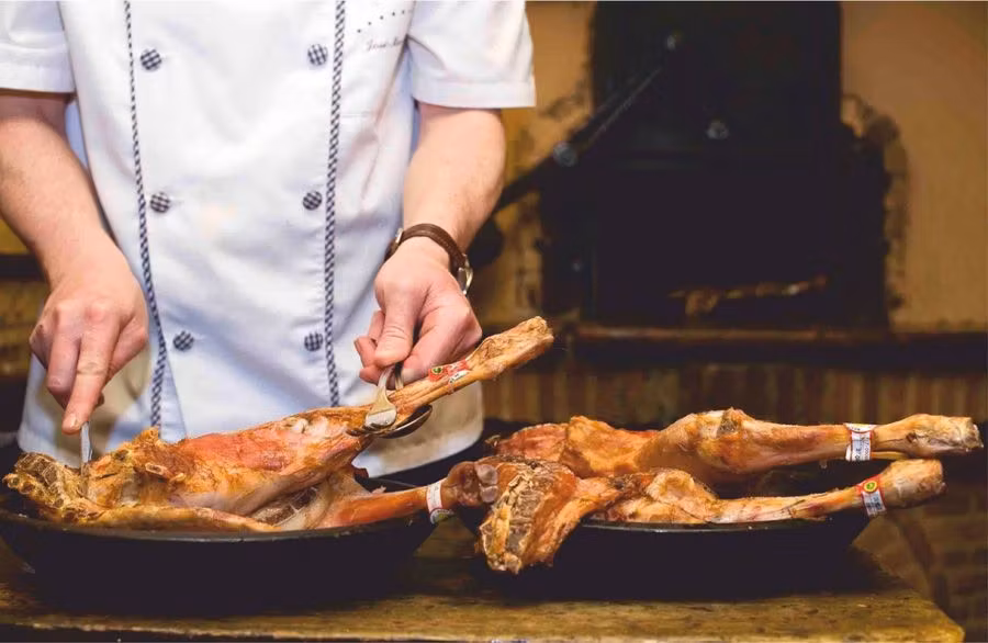 El lechazo de Castilla y León posee IGP (Indicación Geográfica Protegida).