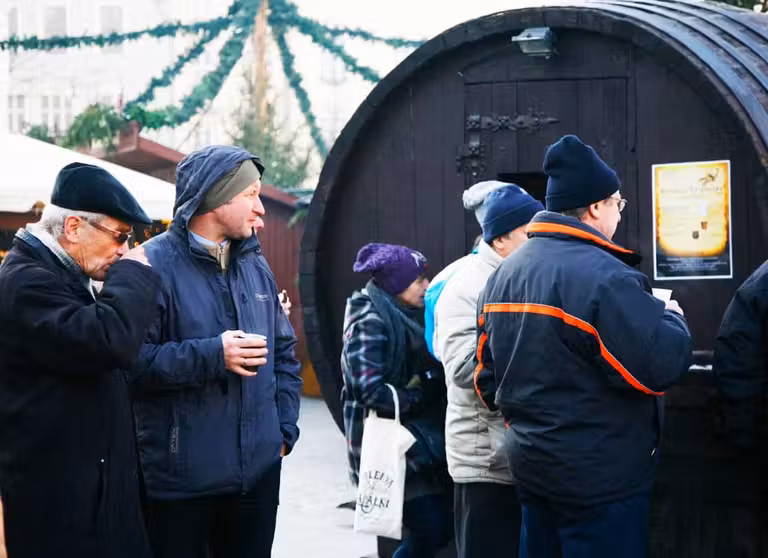 mercadillo cracovia, vino caliente, barril gigante