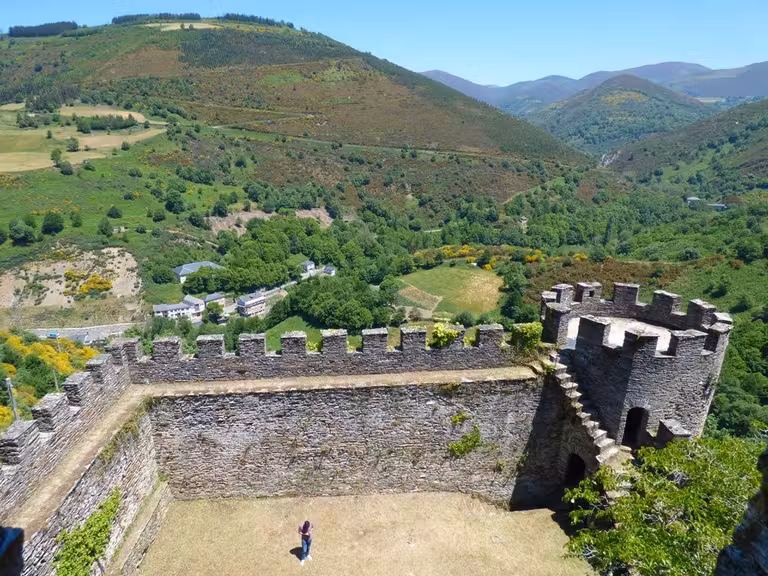 Castillo medieval de Doiras (Lugo).