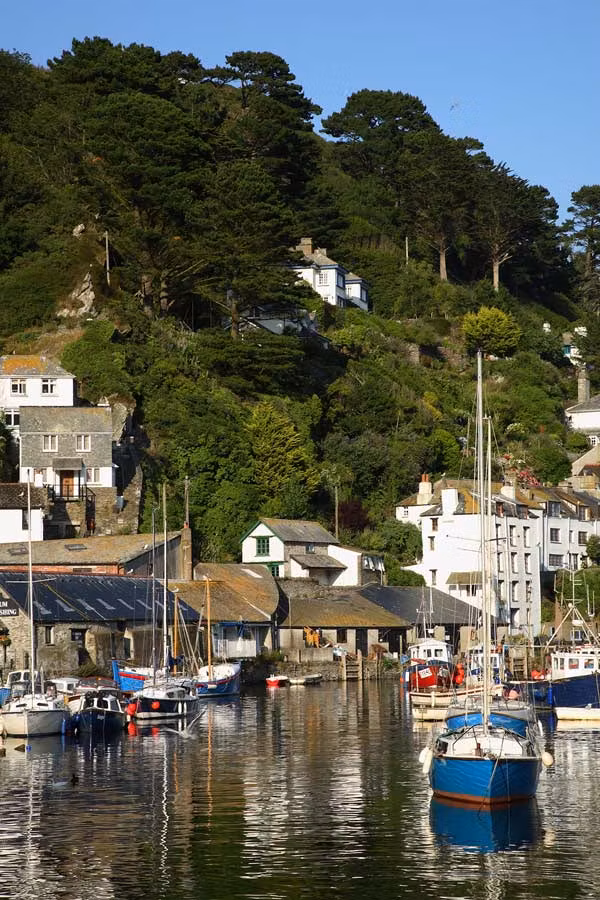 barcos en el puerto de Polperro