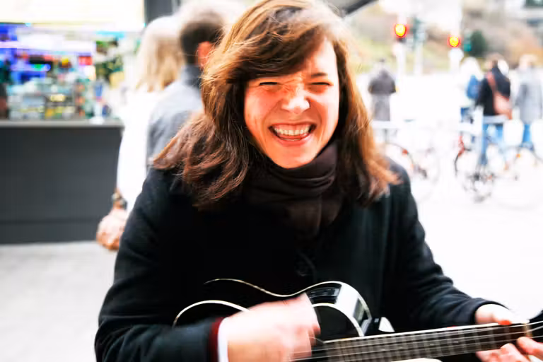 Stefanie Hempel guía con entusiasmo el tour del Hamburgo de los Beatles.