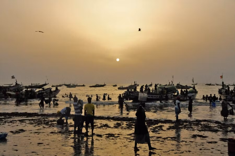 Siluetas de la llegada de los pescadores a la playa de Tanji.