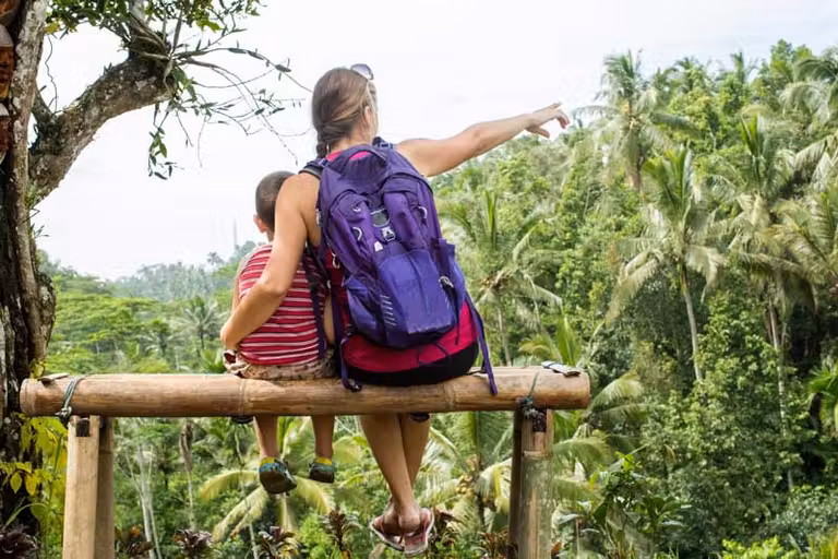 Madre con su hijo en los arrozales de Ubud.